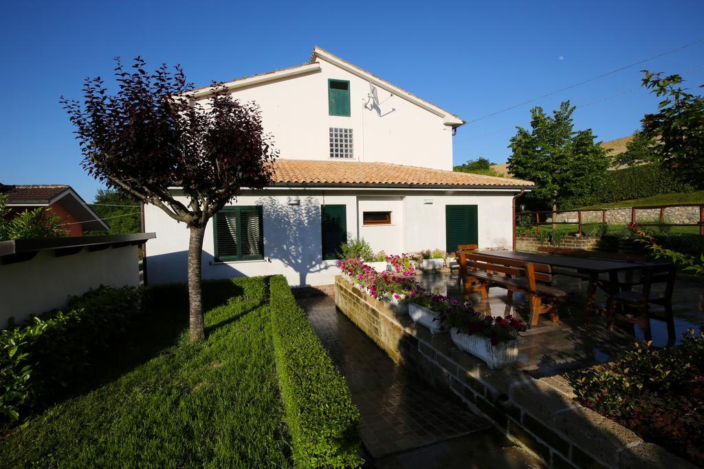 Bed and Breakfast Il Gigante Che Dorme Castel Castagna Esterno foto