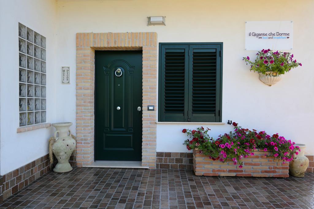 Bed and Breakfast Il Gigante Che Dorme Castel Castagna Esterno foto