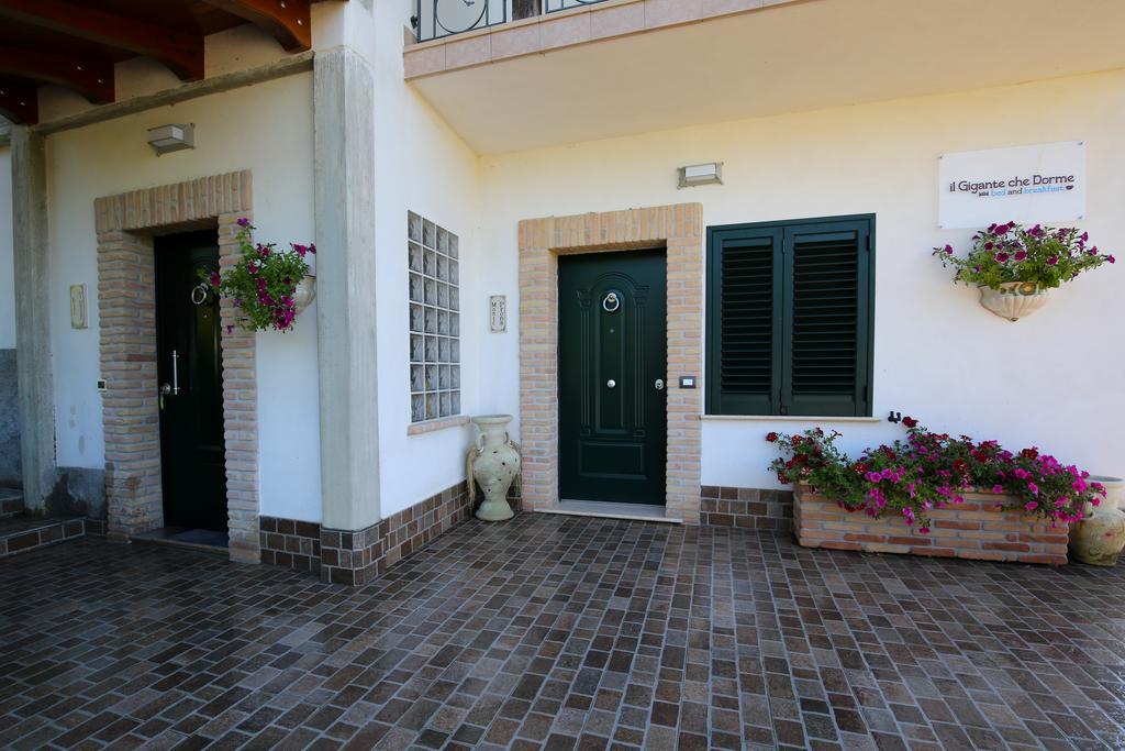 Bed and Breakfast Il Gigante Che Dorme Castel Castagna Esterno foto