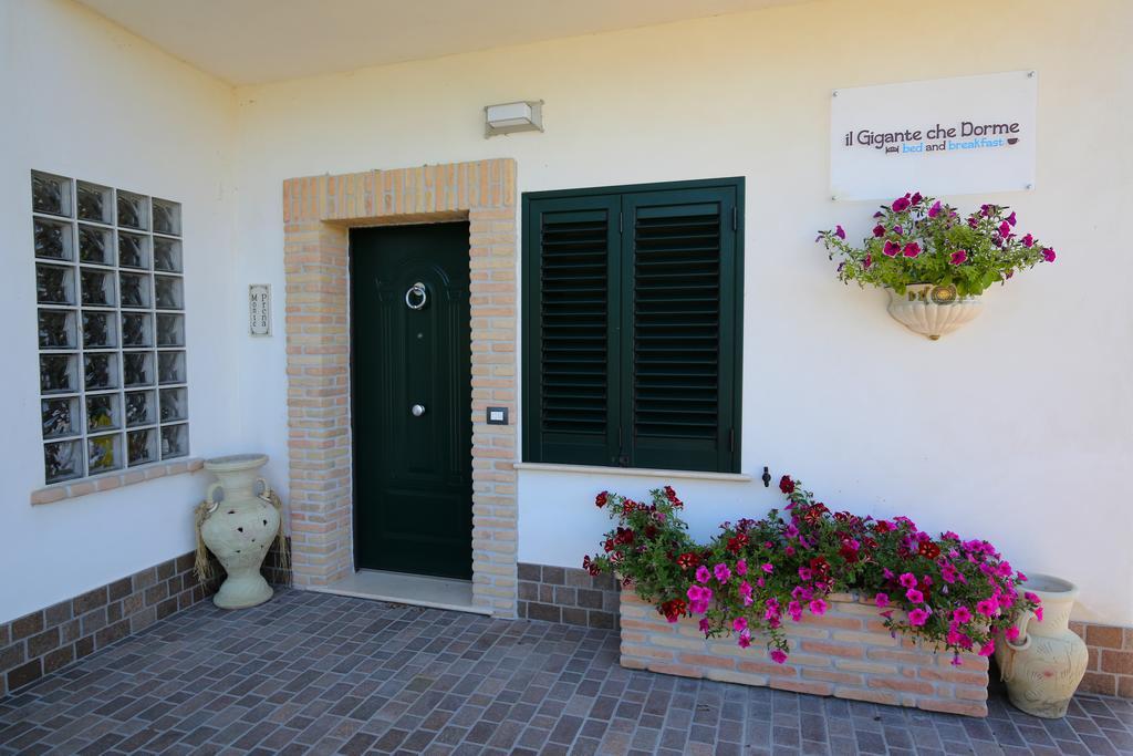 Bed and Breakfast Il Gigante Che Dorme Castel Castagna Esterno foto