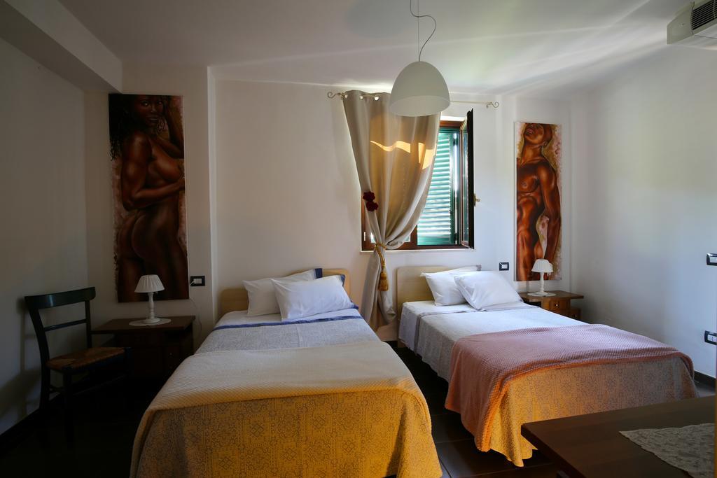 Bed and Breakfast Il Gigante Che Dorme Castel Castagna Esterno foto